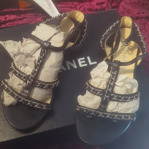 Barely worm super cute Chanel sandals - Picture 1 of 2
